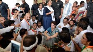 Priyanka Gandhi Helps Accident Victims in Kerala