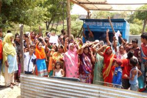 Hundreds Protest Liquor Shop Opening in Raj Nagar Colony, Women Demand Closure