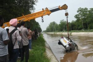 Car Falls into Bathinda’s Sirhind Canal Again; Driver Rescued Safely