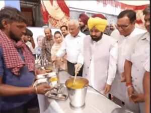 CM Mann Served Food to Farmers-Labourers in Sangrur.