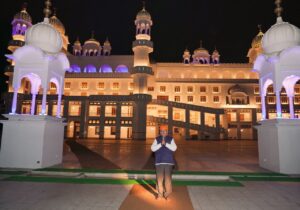 ਪੰਜਾਬ ਦੇ ਰਾਜਪਾਲ ਗੁਰਦੁਆਰਾ ਦਰਬਾਰ ਸ੍ਰੀ ਗੁਰੂ ਗ੍ਰੰਥ ਸਾਹਿਬ ਜੀ ਬੁਲੰਦਪੁਰੀ ਸਾਹਿਬ ਵਿਖੇ ਹੋਏ ਨਤਮਸਤਕ