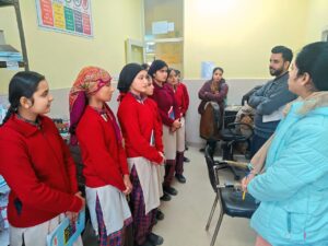 ਪੰਜਾਬ ਸਰਕਾਰ ਦੀ ਸਿਹਤ ਜਾਗਰੂਕਤਾ ਮੁਹਿੰਮ ਤਹਿਤ ਵਿਦਿਆਰਥੀਆਂ ਨੇ ਕੀਤਾ ਪੀ.ਐੱਚ.ਸੀ ਕੀਰਤਪੁਰ ਸਾਹਿਬ ਦਾ ਦੌਰਾ