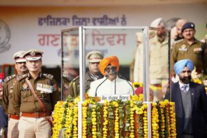 ਪੰਜਾਬ ਦੇ ਰਾਜਪਾਲ ਨੇ ਗਣਤੰਤਰ ਦਿਵਸ ਮੌਕੇ ਫਾਜ਼ਿਲਕਾ ਵਿਖੇ ਲਹਿਰਾਇਆ ਤਿਰੰਗਾ, ਕੁਰਬਾਨੀ ਅਤੇ ਪ੍ਰਗਤੀ ਨੂੰ ਕੀਤਾ ਨਮਨ