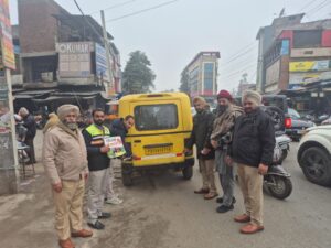 ਰੋਡ ਸੇਫਟੀ ਮਹੀਨੇ ਸਬੰਧੀ ਕਰਵਾਏ ਜਾਗਰੂਕਤਾ ਸਮਾਗਮ ਦੌਰਾਨ ਵਾਹਨਾਂ ਉਪਰ ਰਿਫਲੈਕਟਰ ਅਤੇ ਰਿਫਾਲਟੈਰ ਟੇਪ ਲਗਾਈ ਗਈ