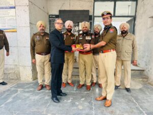 ਡਿਪਟੀ ਕਮਿਸ਼ਨਰ ਰਾਹੁਲ ਅਤੇ ਐੱਸ.ਐੱਸ.ਪੀ. ਸੁਰੇਂਦਰ ਲਾਂਬਾ ਨੇ ਖਾਲੜਾ ਪਹੁੰਚ ਕੇ ਬੀ.ਐੱਸ.ਐੱਫ਼ ਅਤੇ ਪੰਜਾਬ ਪੁਲਿਸ ਦੇ ਜਵਾਨਾਂ ਨੂੰ ਗਣਤੰਤਰ ਦਿਵਸ ਦੀ ਵਧਾਈ ਦਿੱਤੀ