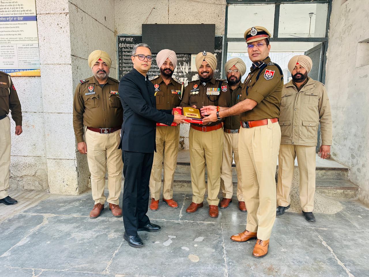 ਡਿਪਟੀ ਕਮਿਸ਼ਨਰ ਰਾਹੁਲ ਅਤੇ ਐੱਸ.ਐੱਸ.ਪੀ. ਸੁਰੇਂਦਰ ਲਾਂਬਾ ਨੇ ਖਾਲੜਾ ਪਹੁੰਚ ਕੇ ਬੀ.ਐੱਸ.ਐੱਫ਼ ਅਤੇ ਪੰਜਾਬ ਪੁਲਿਸ ਦੇ ਜਵਾਨਾਂ ਨੂੰ ਗਣਤੰਤਰ ਦਿਵਸ ਦੀ ਵਧਾਈ ਦਿੱਤੀ