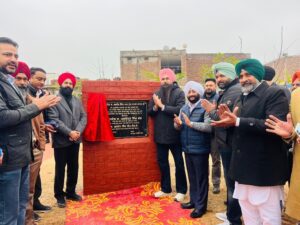 ਸੰਸਦ ਮੈਂਬਰ ਮਲਵਿੰਦਰ ਸਿੰਘ ਕੰਗ ਅਤੇ ਵਿਧਾਇਕ ਕੁਲਵੰਤ ਸਿੰਘ ਨੇ ਮੋਹਾਲੀ ਦੇ ਪਿੰਡਾਂ ਵਿੱਚ ਜਿਮ, ਸੌਲਰ ਲਾਈਟਾਂ ਅਤੇ ਬੈਂਚ ਲੋਕ ਅਰਪਿਤ ਕੀਤੇ