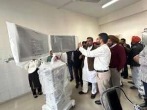 ਜਲਾਲਾਬਾਦ ਵਿਖ਼ੇ ਸਿਹਤ ਸੁਵਿਧਾਵਾਂ ਵਿਚ ਵਾਧਾ, 1 ਕਰੋੜ 64 ਲੱਖ ਦੀ ਲਾਗਤ ਨਾਲ ਸਿਵਲ ਹਸਪਤਾਲ ਜਲਾਲਾਬਾਦ ਵਿਖ਼ੇ ਲਿਆਂਦੇ ਗਈ ਮਸ਼ੀਨ ਤੇ ਵੈਂਟੀਲੇਟਰ – ਜਗਦੀਪ ਕੰਬੋਜ ਗੋਲਡੀ