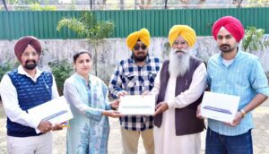 ਗੁਰਮੀਤ ਸਿੰਘ ਖੁੱਡੀਆਂ ਨੇ ਸਾਥੀ ਪੋਰਟਲ ਕਾਰਜਾਂ ਨੂੰ ਸੁਚਾਰੂ ਬਣਾਉਣ ਲਈ ਸੀਡ ਸਰਟੀਫ਼ਿਕੇਸ਼ਨ ਅਫ਼ਸਰਾਂ ਨੂੰ  ਸੌਂਪੇ 40 ਟੈਬਲੇਟਸ