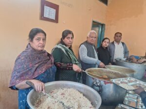 ਵੰਦਨਾ ਦੇਵੀ ਤੇ  ਰਾਮ ਮੂਰਤੀ ਧਾਮੀ ਨੇ ਸਾਂਝੀ ਰਸੋਈ ‘ਚ ਪਾਇਆ 5100 ਰੁਪਏ ਦਾ ਯੋਗਦਾਨ