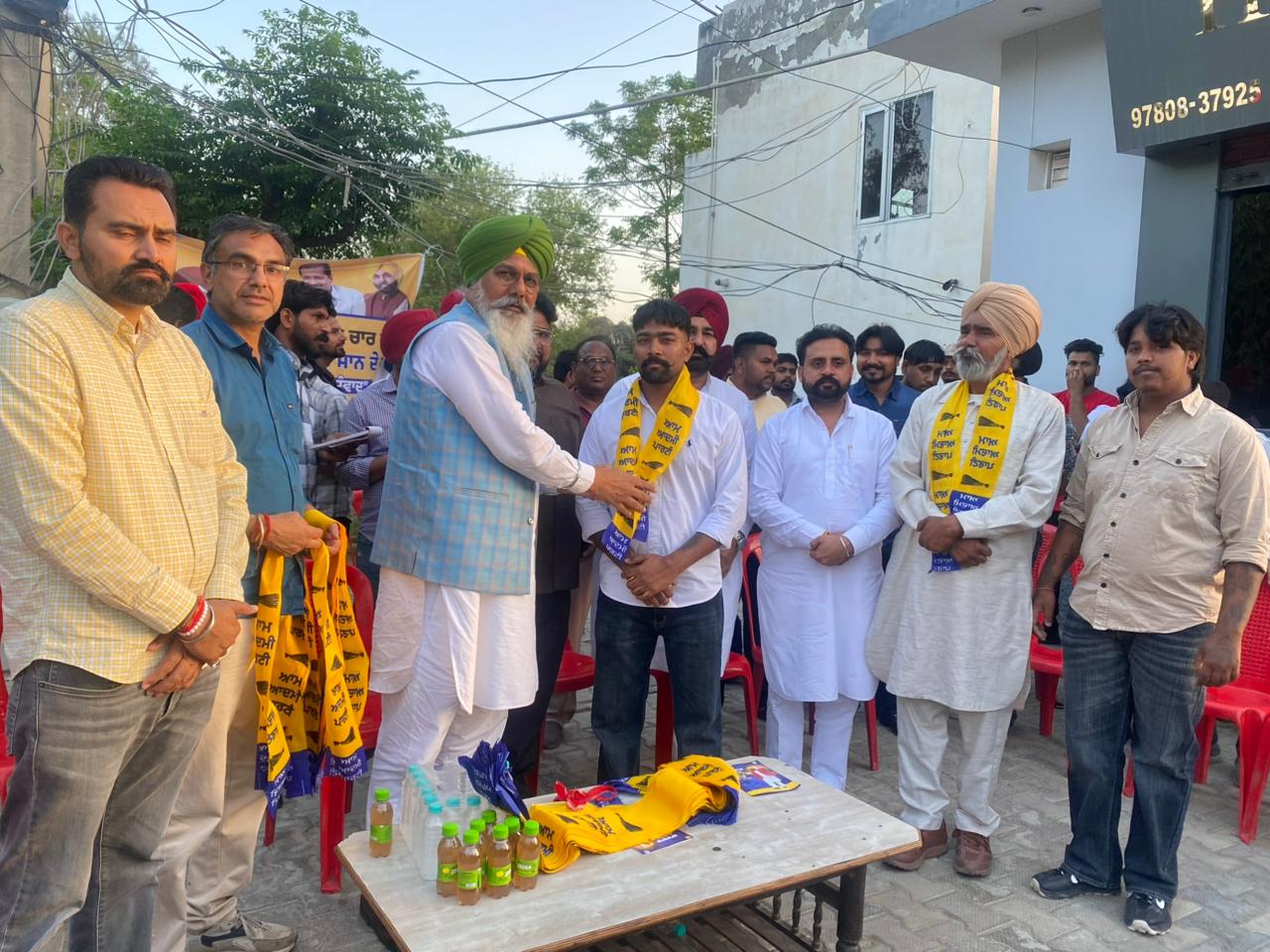 ਵੱਖ ਵੱਖ ਪਾਰਟੀਆਂ ਦੇ ਨੁਮਾਇੰਦੇ  ਆਪਣੇ ਸਾਥੀਆਂ ਸਮੇਤ ਆਮ ਆਦਮੀ ਪਾਰਟੀ ਵਿੱਚ ਹੋਏ ਸ਼ਾਮਿਲ ਹੋਏ