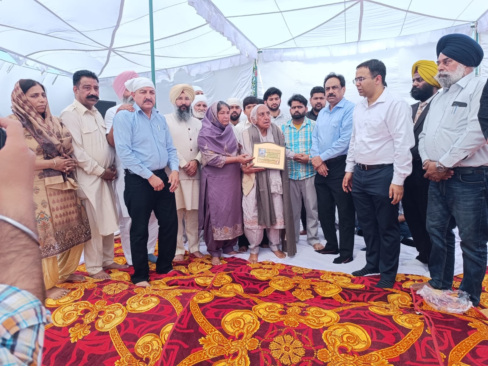 ਏ.ਡੀ.ਜੀ.ਪੀ ਪੰਜਾਬ, ਐੱਮ ਐੱਫ ਫਾਰੂਕੀ ਅਤੇ ਐਡਵੋਕੇਟ ਜਗਰੂਪ ਸਿੰਘ ਸੇਖਵਾਂ ਸਮੇਤ ਵੱਖ-ਵੱਖ ਸਖਸ਼ੀਅਤਾਂ ਵਲੋਂ ਸ਼ਰਧਾ ਦੇ ਫੁੱਲ ਭੇਂਟ