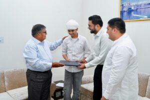 ਰਾਜਪਾਲ ਪੰਜਾਬ ਗੁਲਾਬ ਚੰਦ ਕਟਾਰੀਆ ਨੇ 6 ਨੌਜਵਾਨਾਂ ਨੂੰ ਲੈਪਟਾਪ ਦਿੱਤੇ