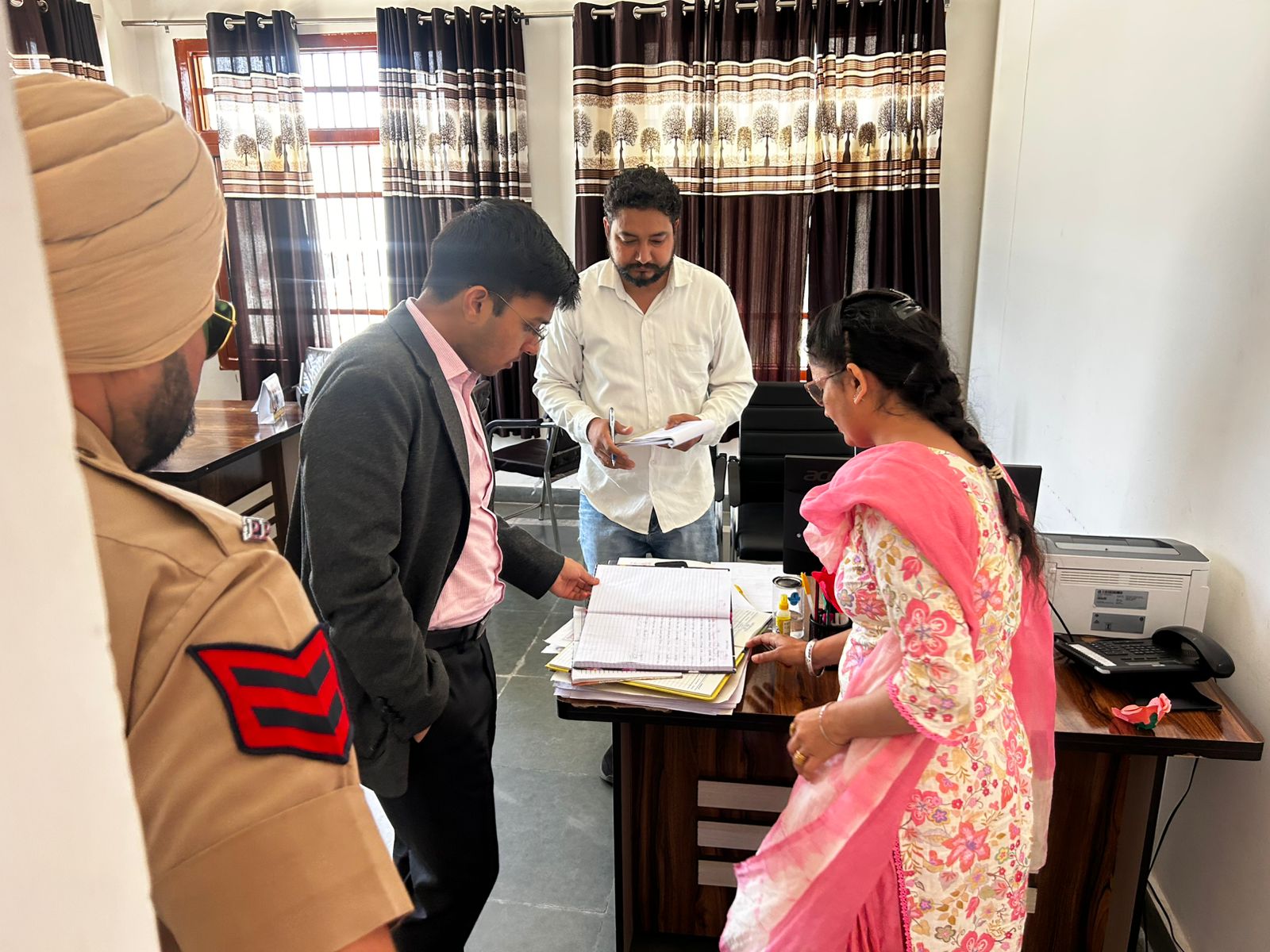 ਐੱਸ ਡੀ ਐਮ ਆਯੂਸ਼ ਗੋਇਲ ਵਲੋਂ ਗੈਸ ਏਜੰਸੀ ਦੀ ਅਚਨਚੇਤ ਚੈਕਿੰਗ