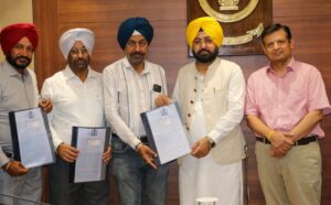 23 ਮਾਲ ਅਧਿਕਾਰੀ ਪਦਉੱਨਤ ਕੀਤੇ, ਹਰਦੀਪ ਸਿੰਘ ਮੁੰਡੀਆਂ ਨੇ ਸੌਂਪੇ ਤਰੱਕੀ ਪੱਤਰ