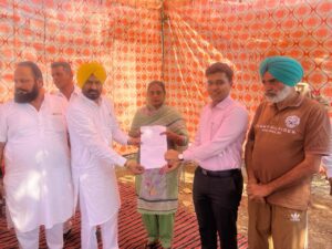 ਮੇਰਾ ਘਰ ਮੇਰੇ ਨਾਮ: ਵਿਧਾਇਕ ਲਾਭ ਸਿੰਘ ਉੱਗੋਕੇ ਨੇ ਲਾਲ ਲਕੀਰ ਅੰਦਰਲੇ ਘਰਾਂ ਦੀਆਂ ਰਜਿਸਟਰੀਆਂ ਸੌਂਪੀਆਂ