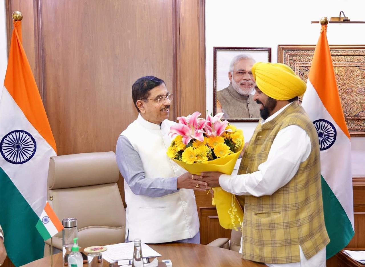 ਕਿਸਾਨਾਂ ਲਈ ਵੱਡੀ ਰਾਹਤ; ਪੰਜਾਬ ਵਿੱਚ ਭਾਰਤੀ ਖੁਰਾਕ ਨਿਗਮ ਦੇ ਗੋਦਾਮਾਂ ਵਿੱਚ ਪਏ 155 ਲੱਖ ਮੀਟ੍ਰਿਕ ਟਨ ਚੌਲ ਅਤੇ ਕਣਕ ਦੇ ਸਟਾਕ ਦੀ ਲਿਫਟਿੰਗ ਲਈ ਵਿਸ਼ੇਸ਼ ਰੇਲ ਗੱਡੀਆਂ ਚਲਾਈਆਂ ਜਾਣਗੀਆਂ: ਮੁੱਖ ਮੰਤਰੀ ਭਗਵੰਤ ਸਿੰਘ ਮਾਨ