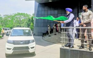 ਵਿੱਤ ਮੰਤਰੀ ਹਰਪਾਲ ਸਿੰਘ ਚੀਮਾ ਨੇ ਰਿਕਾਰਡ ਮਾਲੀਆ ਵਾਧੇ ਦਰਮਿਆਨ ਆਬਕਾਰੀ ਅਤੇ ਕਰ ਵਿਭਾਗ ਦੀ ਇਨਫੋਰਸਮੈਂਟ ਨੂੰ ਹੁਲਾਰਾ ਦੇਣ ਲਈ 25 ਨਵੇਂ ਵਾਹਨਾਂ ਨੂੰ ਹਰੀ ਝੰਡੀ ਦੇ ਕੇ ਕੀਤਾ ਰਵਾਨਾ