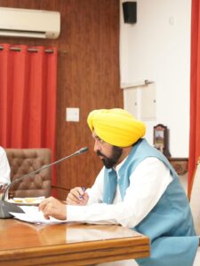 ਮੁੱਖ ਮੰਤਰੀ ਭਗਵੰਤ ਸਿੰਘ ਮਾਨ ਦੀ ਅਗਵਾਈ ਵਿੱਚ ਵਜ਼ਾਰਤ ਵੱਲੋਂ ਦਰਿਆਵਾਂ, ਚੋਆਂ ਅਤੇ ਸੇਮ ਨਾਲਿਆਂ ’ਚੋਂ ਗਾਰ ਕੱਢਣ ਲਈ ਹਰੀ ਝੰਡੀ