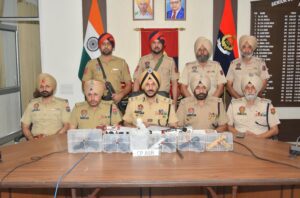 ਸਰਹੱਦ ਪਾਰੋਂ ਚੱਲ ਰਹੇ ਨਸ਼ਿਆਂ ਅਤੇ ਹਥਿਆਰਾਂ ਦੀ ਤਸਕਰੀ ਵਾਲੇ ਮਾਡਿਊਲ ਦਾ ਪਰਦਾਫਾਸ਼; 900 ਗ੍ਰਾਮ ਆਈਸੀਈ ਅਤੇ 5 ਪਿਸਤੌਲਾਂ ਸਮੇਤ ਤਿੰਨ ਮੁਲਜ਼ਮ ਅੰਮ੍ਰਿਤਸਰ ਤੋਂ ਗ੍ਰਿਫ਼ਤਾਰ