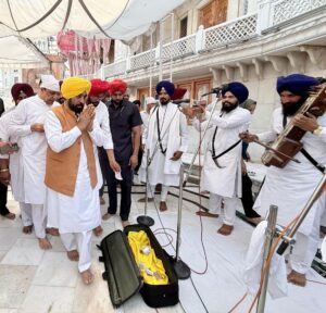 ਮੁੱਖ ਮੰਤਰੀ ਭਗਵੰਤ ਸਿੰਘ ਮਾਨ ਨੇ ਸ੍ਰੀ ਹਰਿਮੰਦਰ ਸਾਹਿਬ ਵਿਖੇ ਮੱਥਾ ਟੇਕਿਆ, ਬੇਅਦਬੀ ਵਿਰੋਧੀ ਇਤਿਹਾਸਕ ਕਾਨੂੰਨ ਬਣਾਉਣ ਦੀ ਸੋਝੀ ਤੇ ਬਲ ਬਖ਼ਸ਼ਣ ਲਈ ਪ੍ਰਮਾਤਮਾ ਦਾ ਸ਼ੁਕਰਾਨਾ ਕੀਤਾ