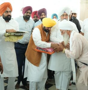 ਅਕਾਲੀਆਂ ਨੇ ਬੇਅਦਬੀ ਦੀ ਆਗਿਆ ਦਿੱਤੀ ਅਤੇ ਦੋਸ਼ੀਆਂ ਨੂੰ ਬਚਾ ਕੇ ਰੱਖਿਆ, ਅੱਜ ਉਹ 25 ਲੋਕਾਂ ਨੂੰ ਵੀ ਇਕੱਠੇ ਨਹੀਂ ਕਰ ਸਕਦੇ: ਮੁੱਖ ਮੰਤਰੀ ਭਗਵੰਤ ਸਿੰਘ ਮਾਨ