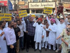 ‘ਆਪ’ ਦੀ ਟਰੇਡ ਵਿੰਗ ਵਲੋਂ ਗੈਸ ਸਿਲੰਡਰਾਂ ਦੀਆਂ ਕੀਮਤਾਂ ‘ਚ ਵਾਧੇ ਵਿਰੁਧ ਘੰਟਾ ਘਰ ਵਿਖੇ ਰੋਸ਼ ਪ੍ਰਦਰਸ਼ਨ